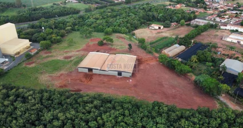 Terreno comercial/industrial em Colina, SP. 30 mil m² e galpão com 2.242 m²