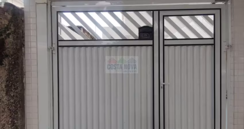 Casa assobradada de 140m² com 3 suítes, vaga de garagem privativa na ponta da praia