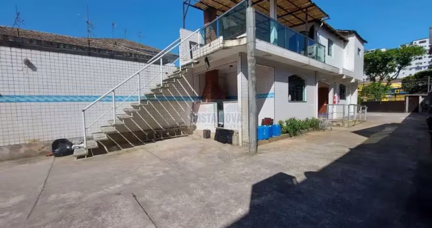 Terreno conta com 8,5m² de frente x 54m² de fundos, totalizando 459m².
