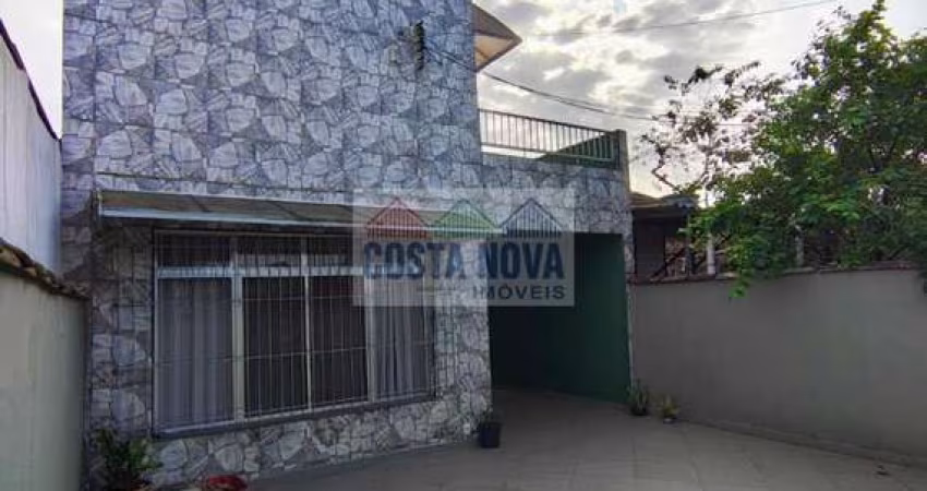 Casa Sobrado com 204 m², 2 quartos sendo 1 suíte, 3 vagas de garagem e quintal