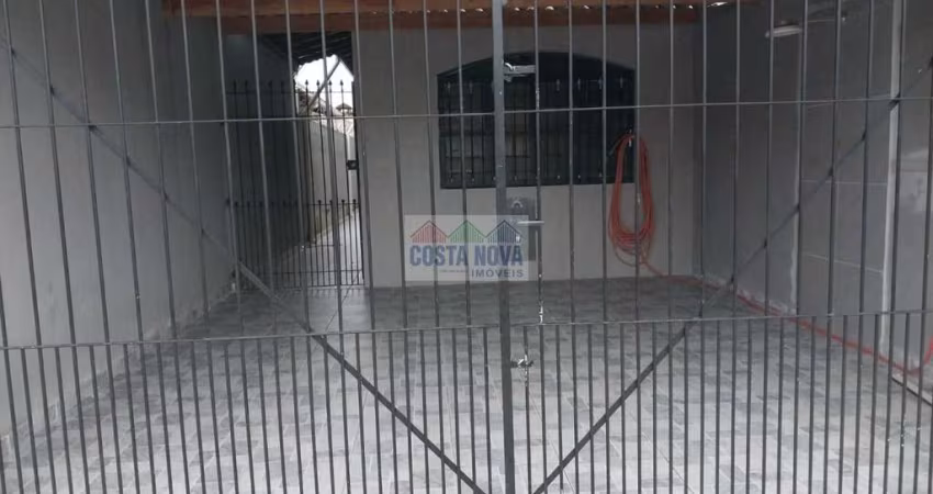 Casa geminada com 2 quartos sendo 1 suíte, 2 banheiros e 1 vaga de garagem