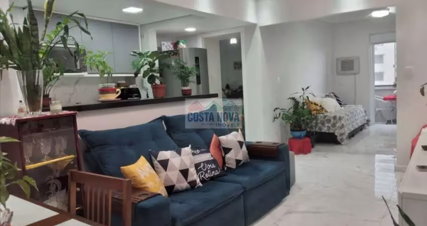 Apartamento de 78 m², 2 dormitórios, sacada, lateral , prédio de frente ao mar, reformado