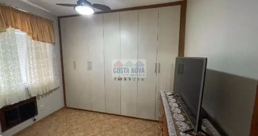 Apartamento com 3 quartos sendo 1 suíte, 3 banheiros, 1 vaga. com 131m² a uma quadra da praia