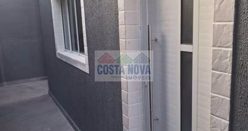 Casa sobreposta nova com 73m², 2 quartos, 2 banheiros e garagem privativa
