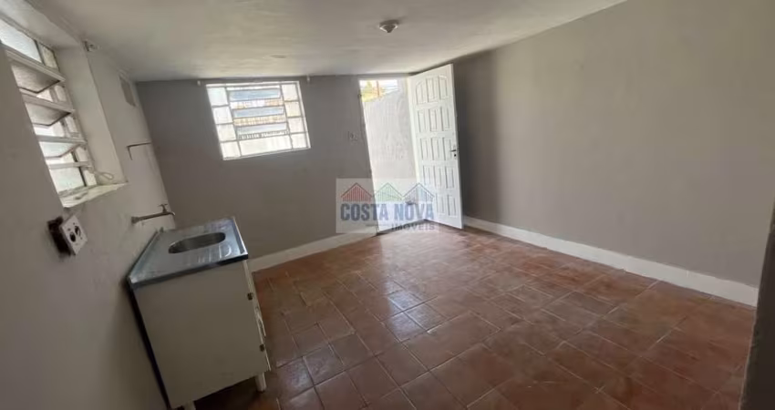 Aluga-se casa na Vila Guilherme. Quarto e cozinha amplos. R$1.100,00 + IPTU