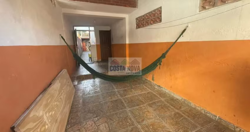 Casa térrea a 50m do mar no caiçara com churrasqueira