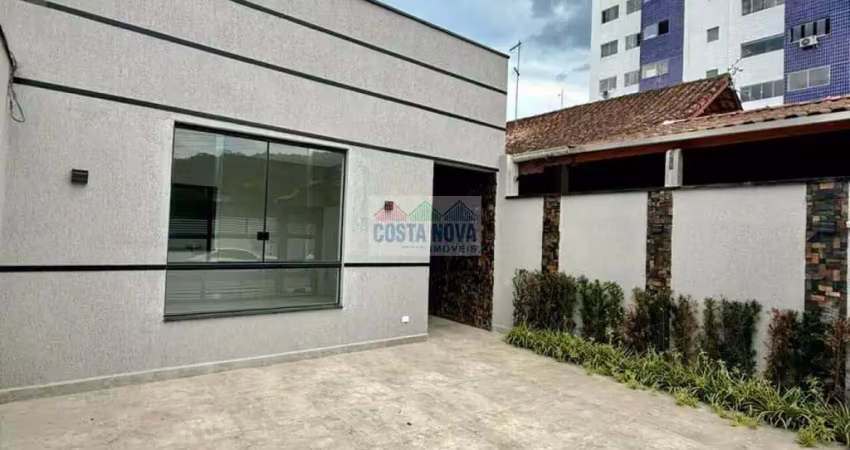 Casa no canto do forte com suíte, área gourmet e jacuzzi a 800m da praia.