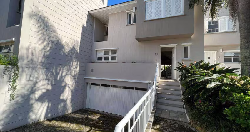Casa com 3 dormitórios para alugar, 205 m² por R$ 10.535,01/mês - Pedra Redonda - Porto Alegre/RS