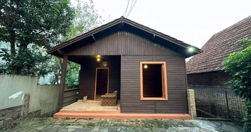 Casa com 4 dormitórios para alugar, 220 m² por R$ 2.650,00/mês - Guarujá - Porto Alegre/RS