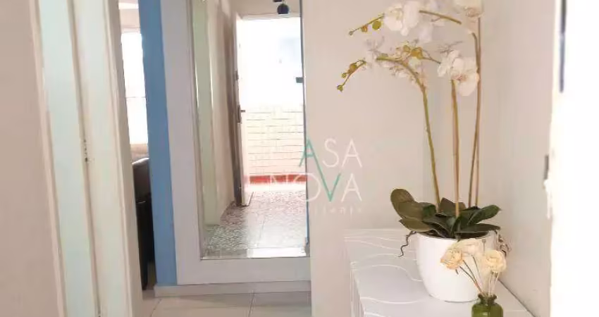 Apartamento mobiliado com sacada e  vista lateral para praia.