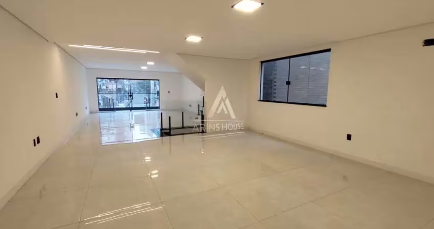Casa Sobreposta Alta nova a venda a 50 metros da Praia no Embaré em Santos