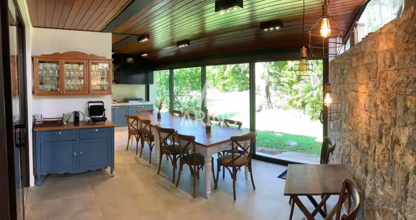 Casa em condomínio a venda na praia da baleia com 4 suítes em são sebastião/sp