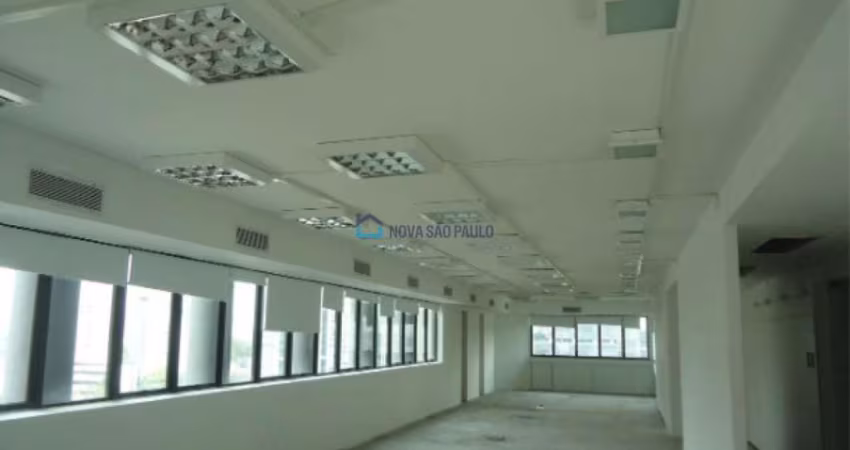 Conjunto comercial com  260 m2, 4 Vagas de Garagem.