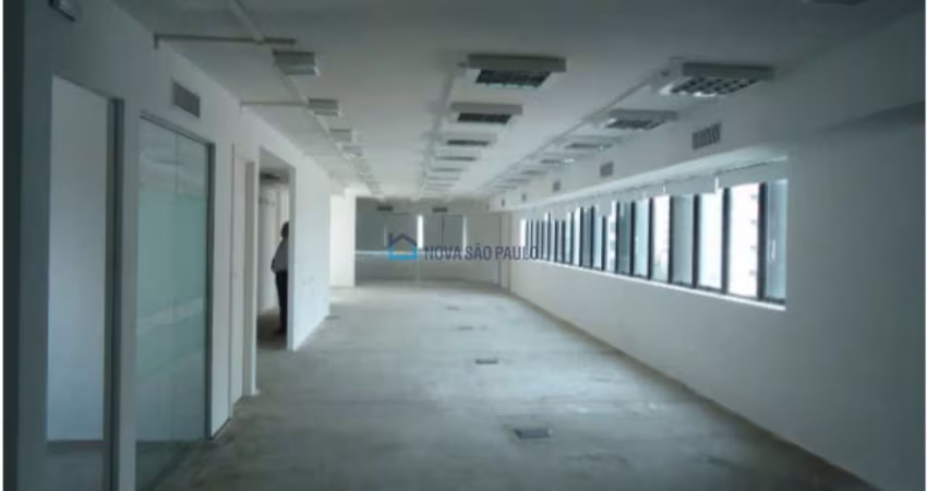Conjunto comercial com 259m² banheiros, 4 vagas de garagem.