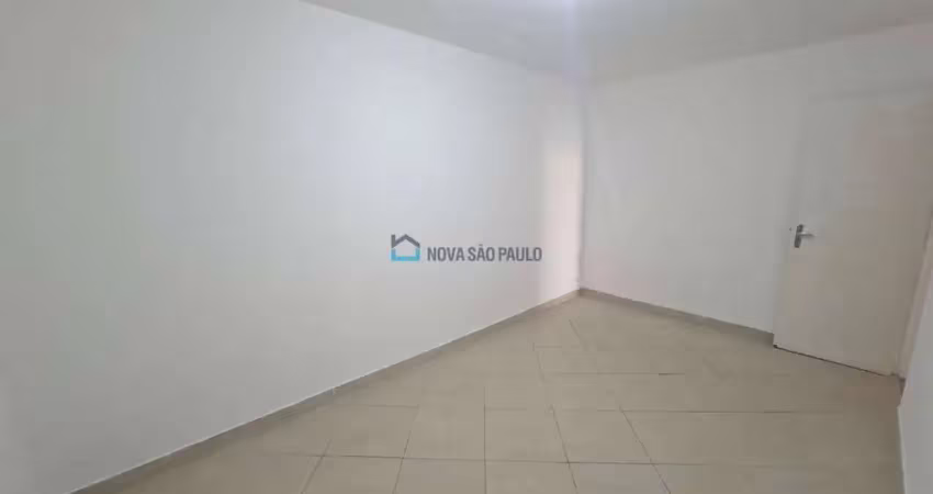 Casa térrea, com 2dorm. ,1 vaga de garagem, a 11 minutos a pé do metrô praça da árvore.