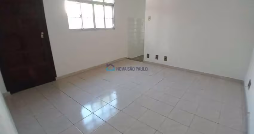Casa térrea com 04 dormitórios e 02 vagas de garagem