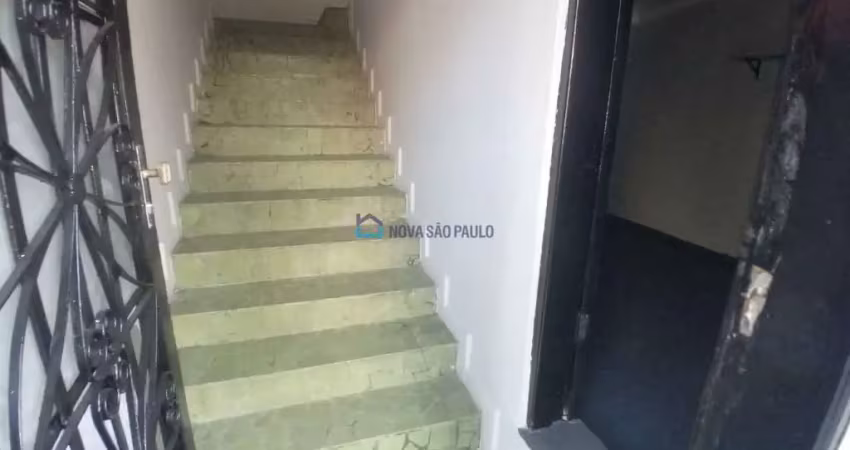 Casa assobradada com excelente localização., prox, ao clube libanês
