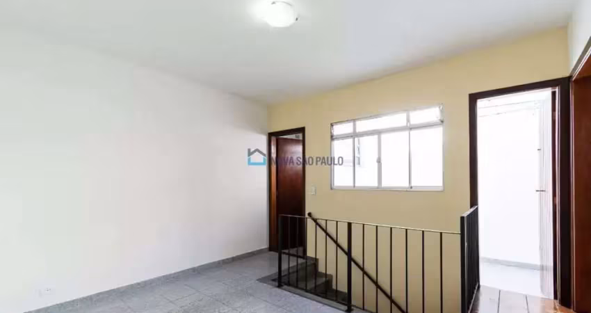 Sobrado com 03 dorms e 01 vaga na via santa catarina