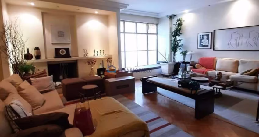 Casa com 4 Dormitórios, 3 Suítes e 4 Vagas de Estacionamento
