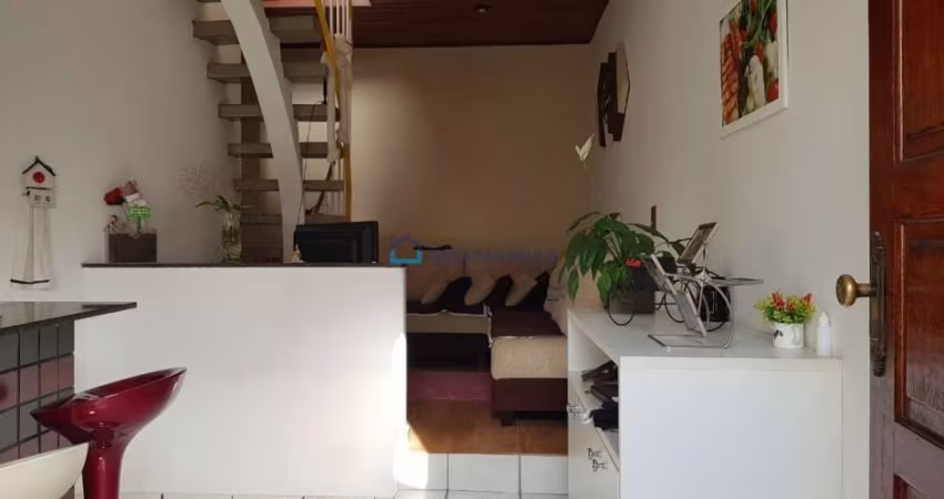 Casa com 01 suíte e 02 vagas na Vila Santa Catarina