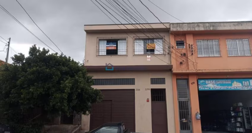 Ótima localização,  Rua movimentada, transportes, fácil acesso a metro