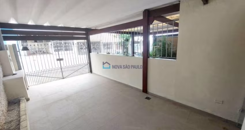 Casa térrea, com 1 dormitório, cozinha, banheiro, área de serviço, 1 vaga.