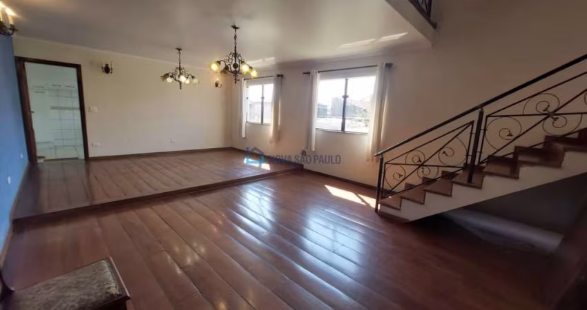 Casa com 03 Dormitórios e 7 vagas na Saúde