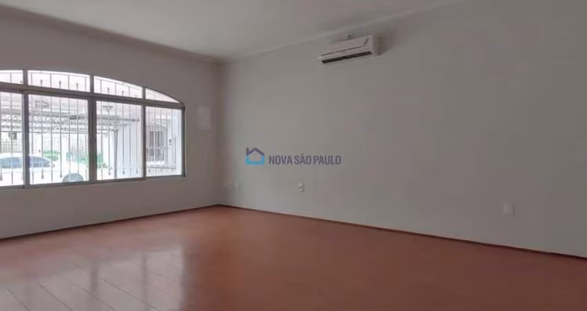 Sobrado residencial de 253m² com 03 Dorms e 02 vagas de garagem.