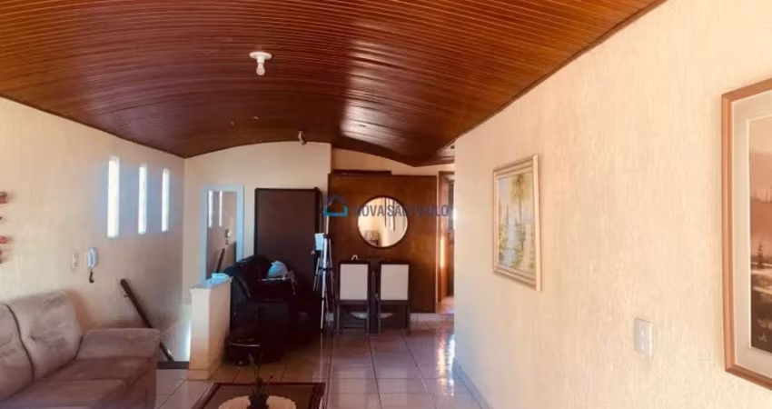 Sobrado com 03 Dormitórios, sendo  01suite  e 02 vagas de garagem