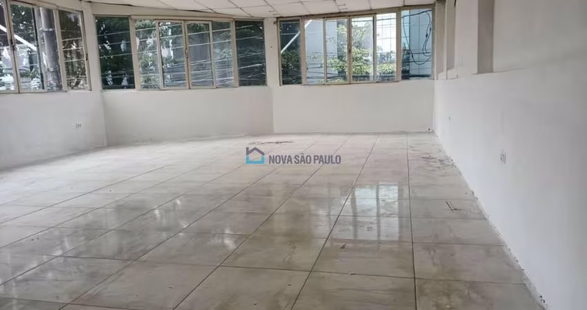 Imóvel comercial de 180m² de área com 3 banheiros e 2 salas amplas