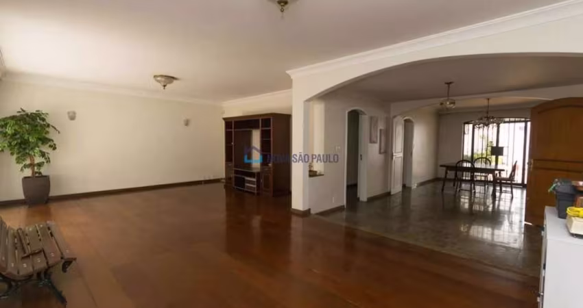 Sobrado com 256m² sendo 4 dormitórios 3 suítes sala coz 4 banheiros lavanderia 5 vagas de garagem.