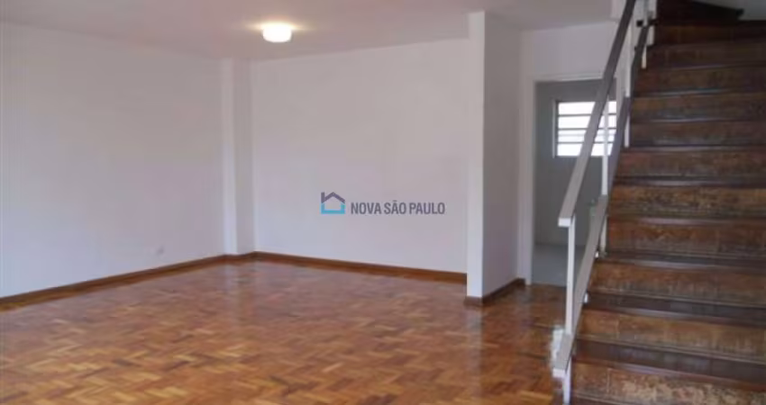Sobrado com 03 quartos e 4 vagas de garagem