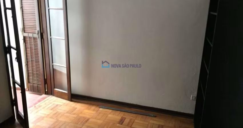 Casa com 03 quartos para locação - ótima localização.