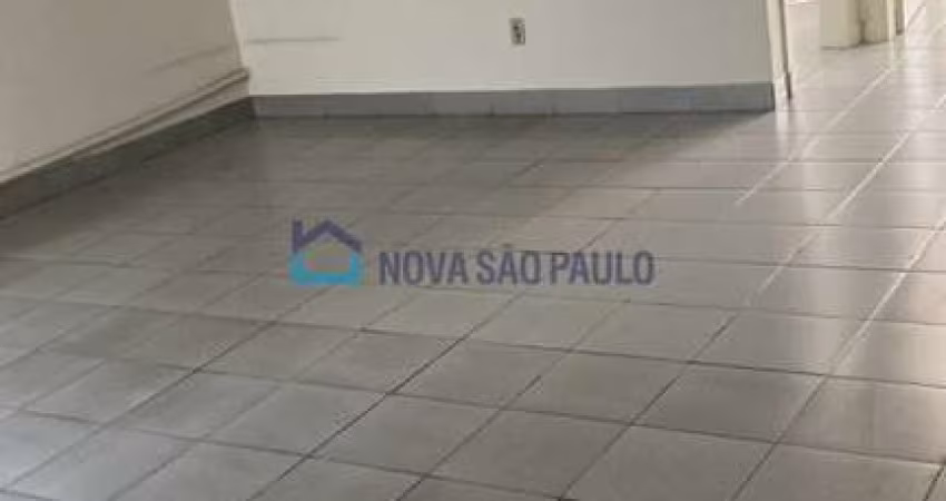 Conj. comercial com 05 salas e 02 banheiros.