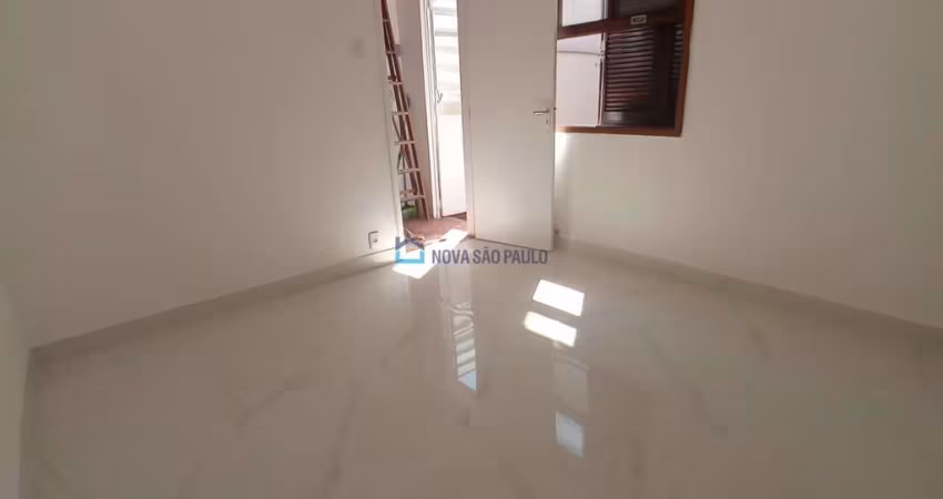 Sobrado residencial com 03 dormitórios, sendo 01 suíte, 03 banheiros e vaga para 02 veículos.