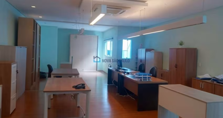 Imóvel comercial com 363m² com 03 salas, 05 banheiros e 10 vagas.
