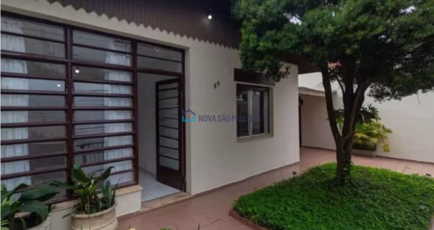 Casa térrea com 03 dormitórios, sendo 01 suíte, 02 banheiros e 04 vagas.