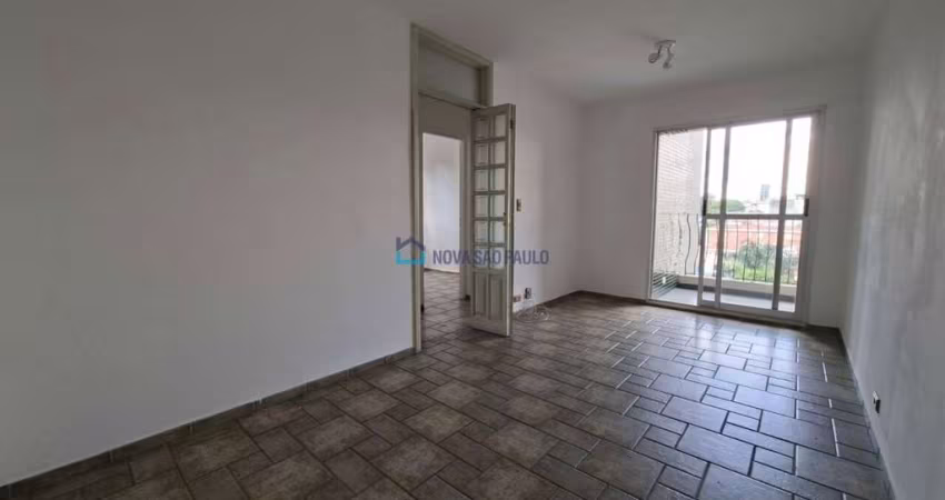 Amplo apartamento com excelente localização.