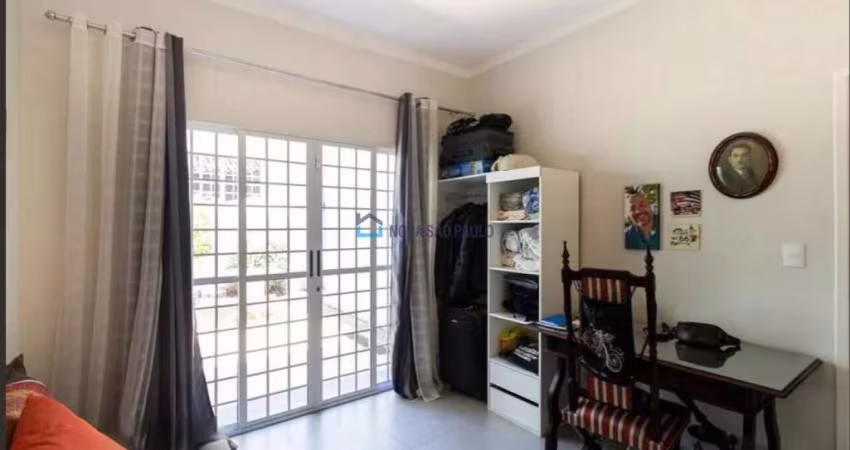 Casa Térrea Reformada com Energia Solar e Amplo Quintal em Bairro Tranquilo