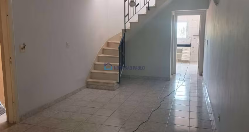 Sobrado com  03 quartos e 02 vagas - Excelente localização