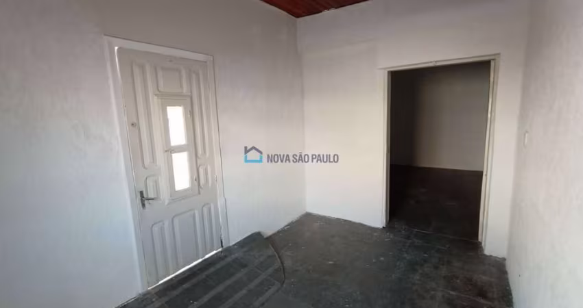 Casa térrea com 03 dormitórios e 02 banheiros na Vila Mariana.