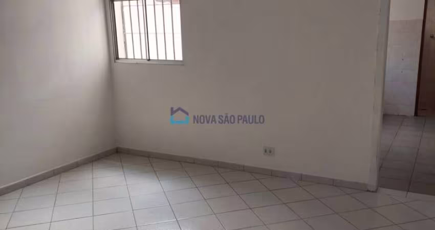Sobrado Comercial/Residencial com 03 quartos e 02 banheiros.