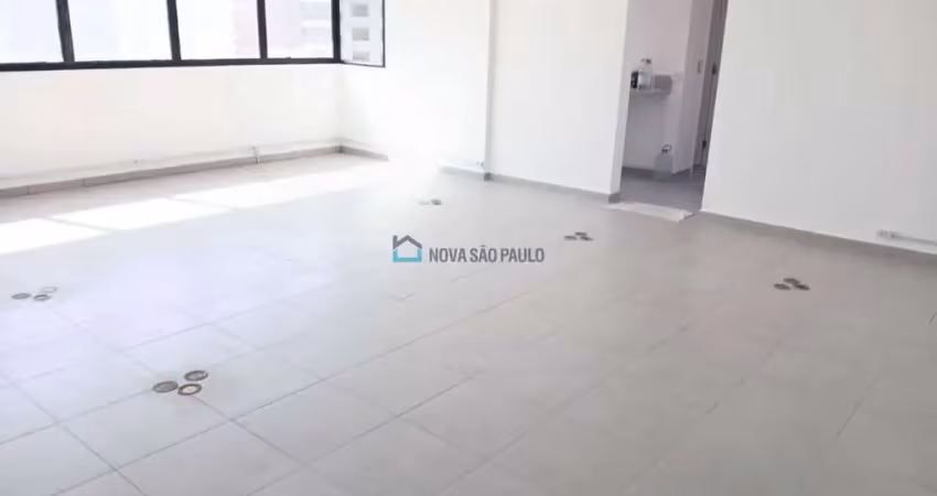 Excelente localização, excelente sala comercial com 60m², 2 banheiros, 1 vaga.