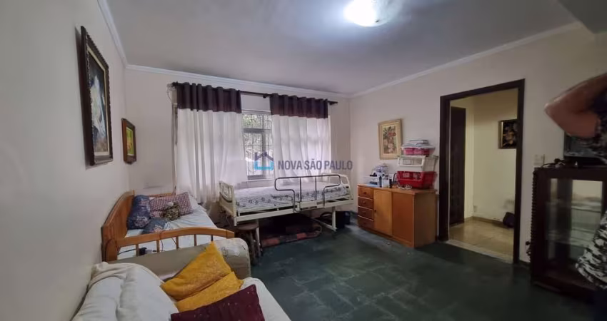 Casa assobradada com 300m², com 03 dormitórios, edícula,  churrasqueira e piscina