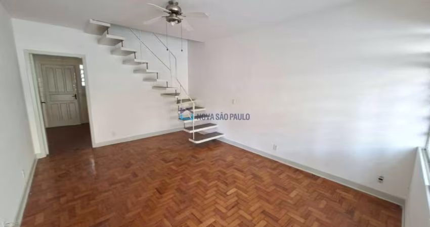 Sobrado com 02 dormitórios e 02 banheiros na Vila Mascote.