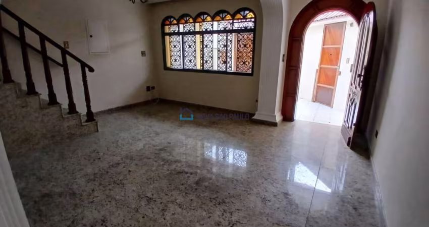 Sobrado para locação com 5 quartos, sendo 02 suítes e 02 vagas de garagem