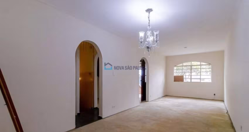 Sobrado na Região da Aclimação com 04 quartos e 02 vagas de garagem.