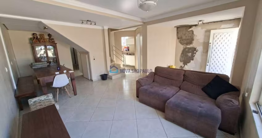 Casa com 03 dormitórios e 02 vagas de garagem- Excelente localização- Vila Guarani!
