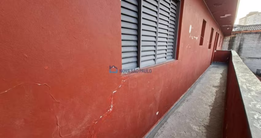 Casa funcional com entrada compartilhada ? aceita pet pequeno!