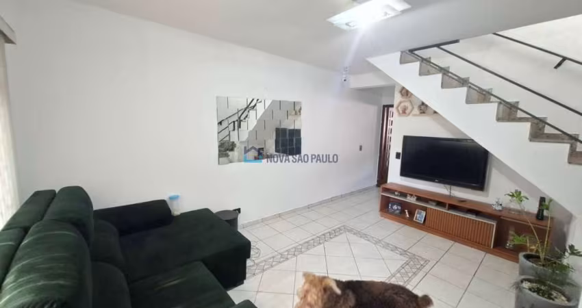 Sobrado com 3 dormitórios e 02 vagas de garagem no Jardim Oriental